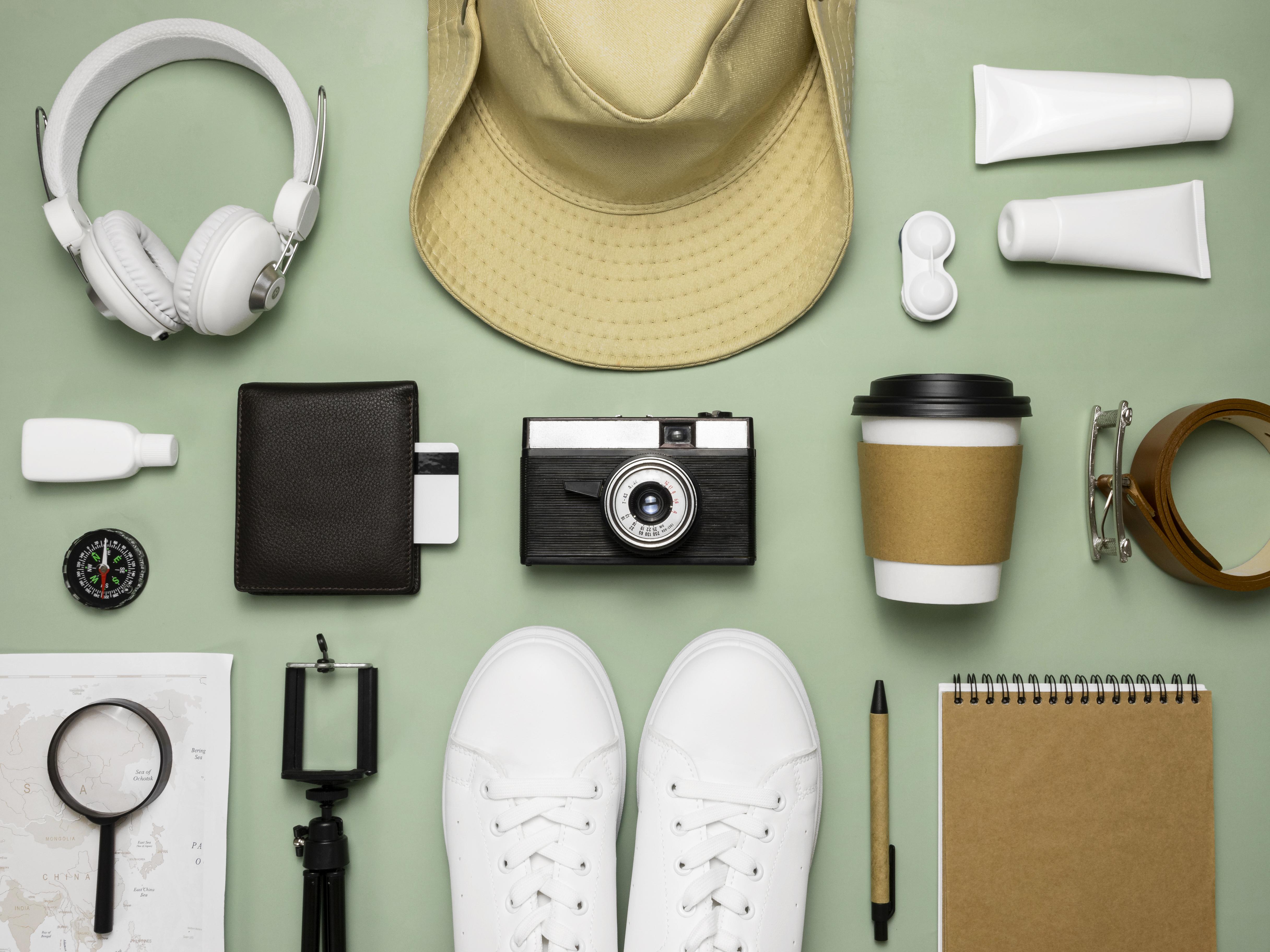 Sustainable Merchandise Flat Lay · Kopfhörer, Cap, Sneaker, Kaffeebecher und Notizbuch