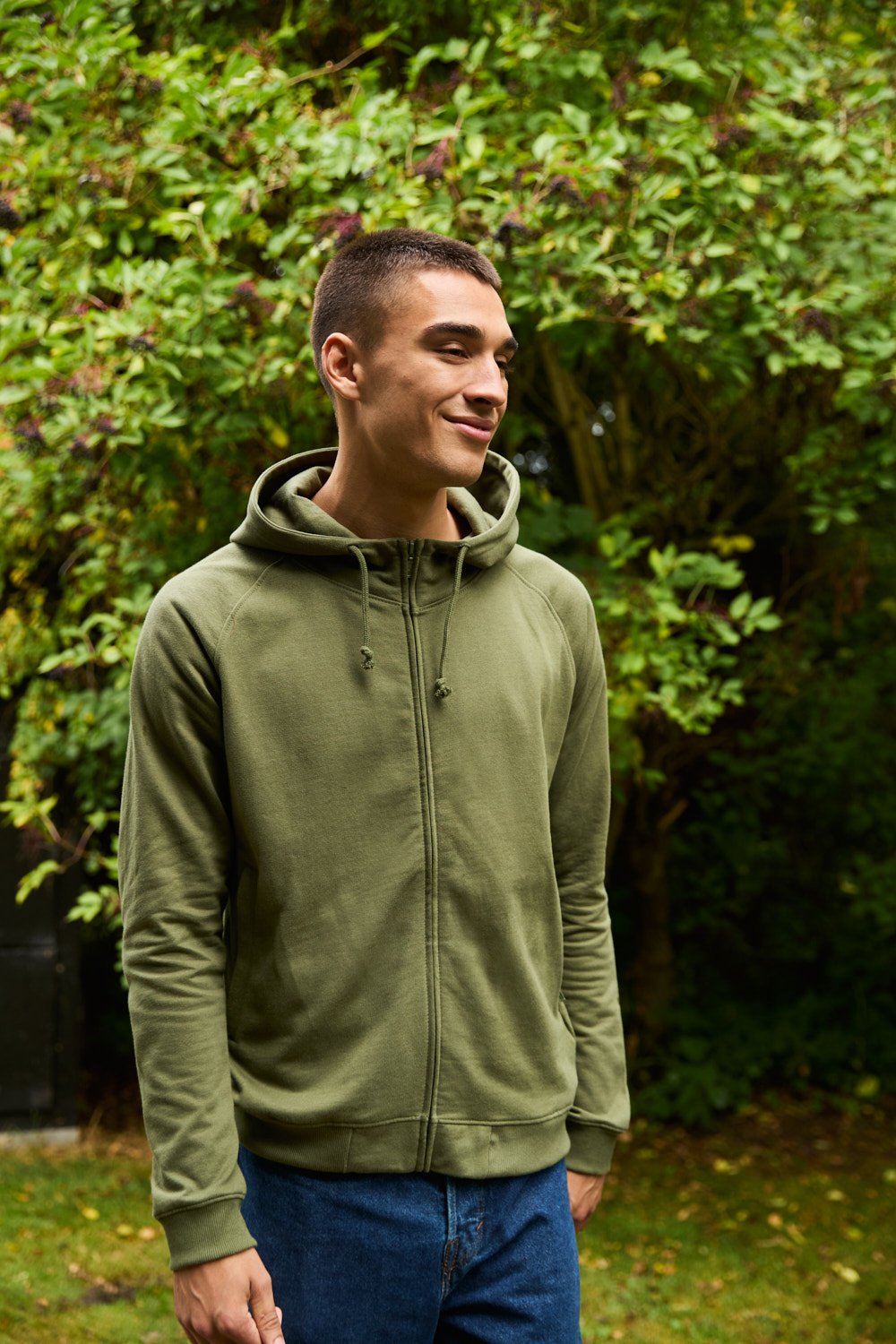 Bio-Baumwoll-Hoodie mit verstecktem Reißverschluss · Model in Olive